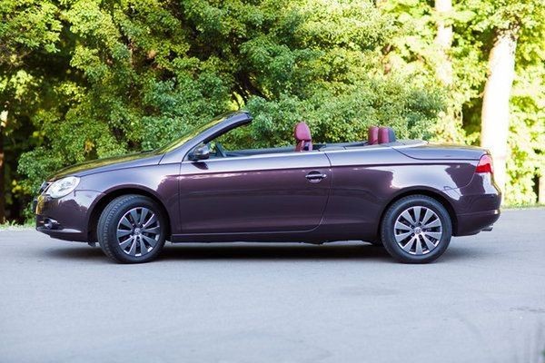 225 Кабриолет Volkswagen EOS шоколадный 3ago