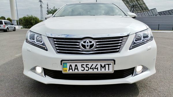 152 Toyota Camry V50 белая авто на свадьбу lYW1
