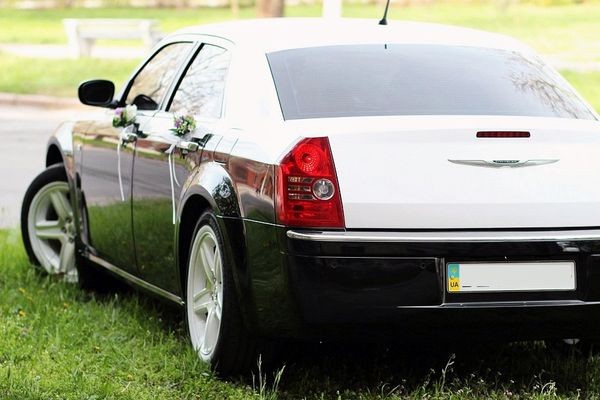 125 Chrysler 300C черно-белый авто на свадьбу lBDb