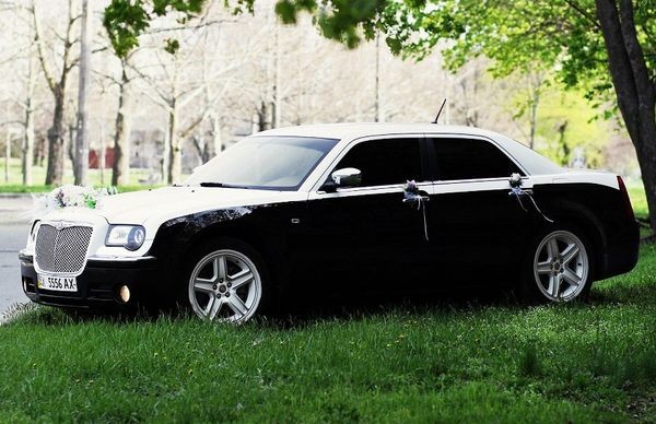 125 Chrysler 300C черно-белый авто на свадьбу lBDb