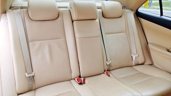 152 Toyota Camry V50 белая авто на свадьбу lYW1