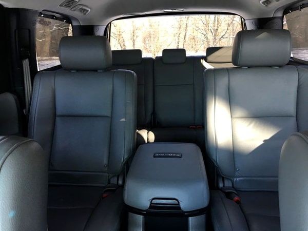 238 Внедорожник Toyota Sequoia белая на свадьбу jLZ7