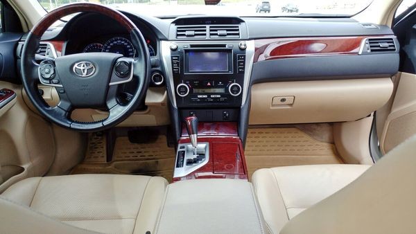 152 Toyota Camry V50 белая авто на свадьбу lYW1