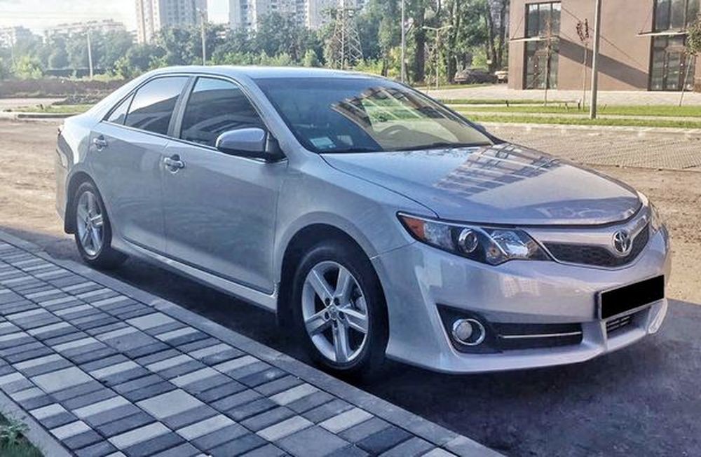 148 Toyota Camry V50 серебристая авто на свадьбу jmNQ