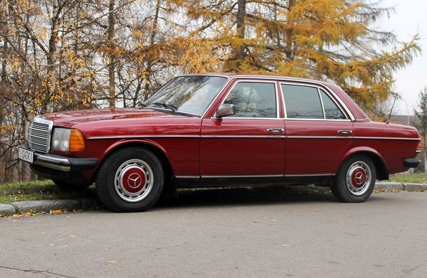 216 Ретро автомобиль Mercedes-Benz W123 на свадьбу съемки 21xm