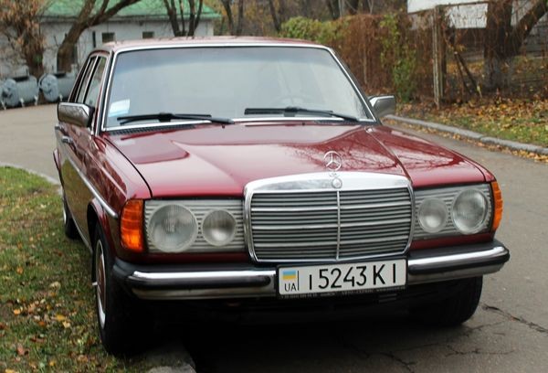 216 Ретро автомобиль Mercedes-Benz W123 на свадьбу съемки 21xm