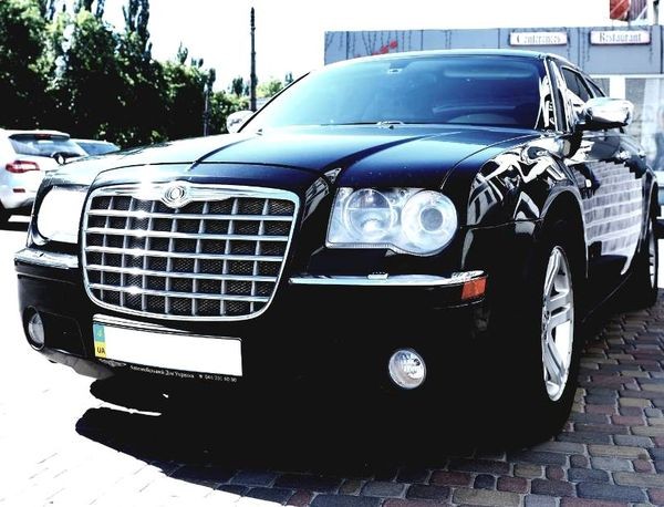 136 Chrysler 300C черный авто на свадьбу 2xKk