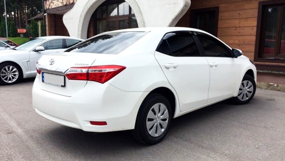 050 Toyota Corolla белая авто на свадьбу jWJB