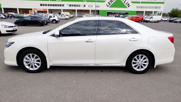 152 Toyota Camry V50 белая авто на свадьбу lYW1