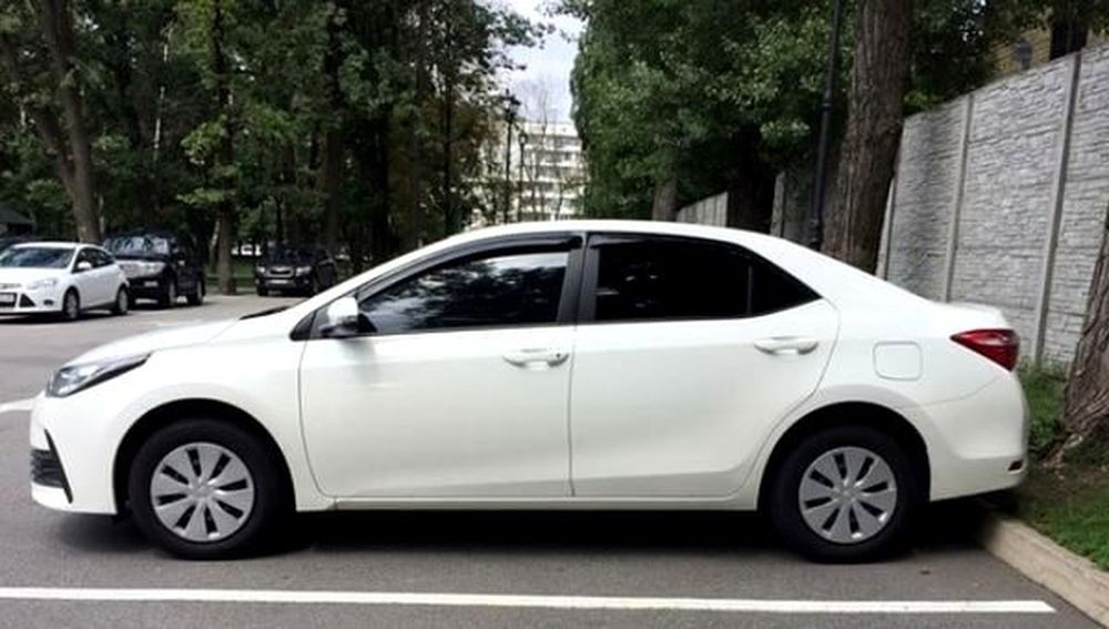 050 Toyota Corolla белая авто на свадьбу jWJB