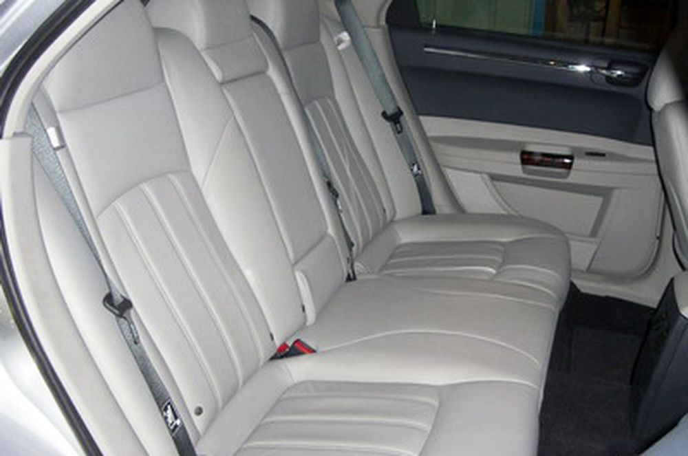 138 Chrysler 300C серебристый авто на свадьбу 3Pmd
