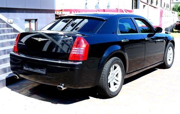 136 Chrysler 300C черный авто на свадьбу 2xKk