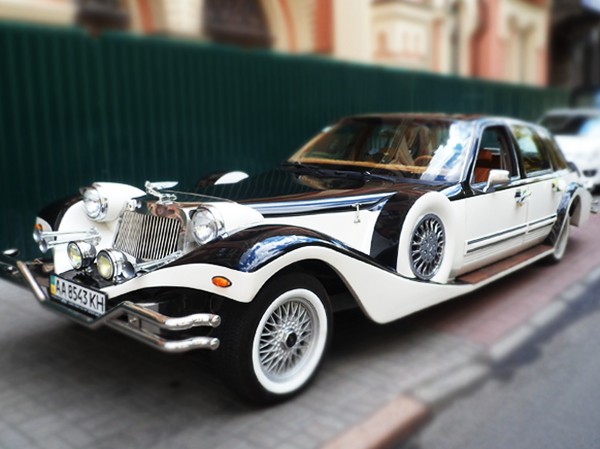 191 Ретро автомобиль Excalibur черно-белый jNDp