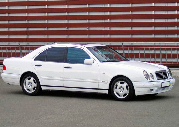 174 Mercedes-Benz W210 белый авто на свадьбу jLYd