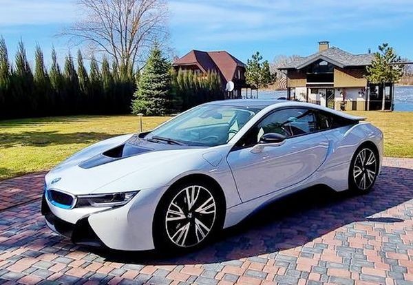 349 BMW I8 2017 год спорткары 2177