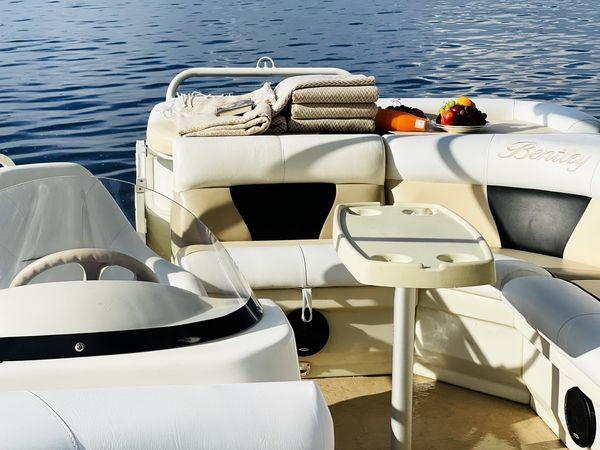 Моторный катер Bentley-240 на Днепре l4yy