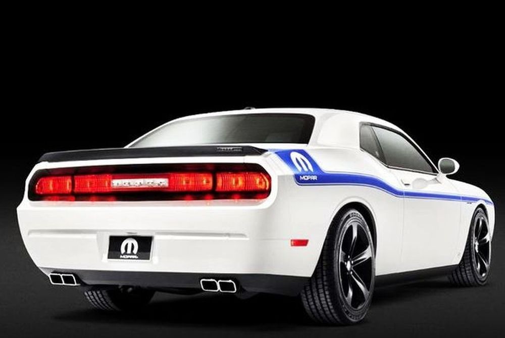 371  Dodge Challenger Mopar Edition белый 2Lv7