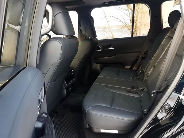 134 Toyota Land Cruiser 300 черная без водителя jKr7
