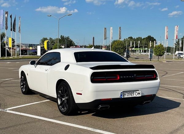 202 Dodge Challenger 6.4 белый без водителя 21Xa
