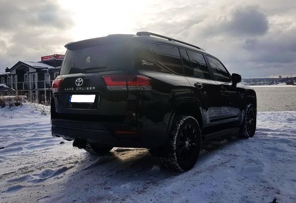 134 Toyota Land Cruiser 300 черная без водителя jKr7