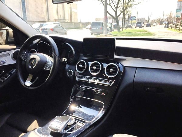 109 Mercedes-Benz С300 серебристый без водителя j0go