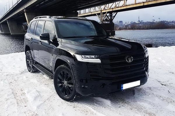 134 Toyota Land Cruiser 300 черная без водителя jKr7