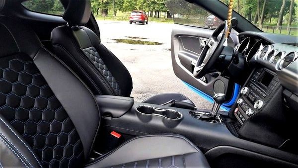 251 Ford Mustang купе голубой без водителя jDzo