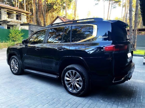 055 Toyota Land Cruiser 300 без водителя 2Lg6