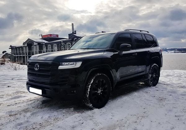 134 Toyota Land Cruiser 300 черная без водителя jKr7