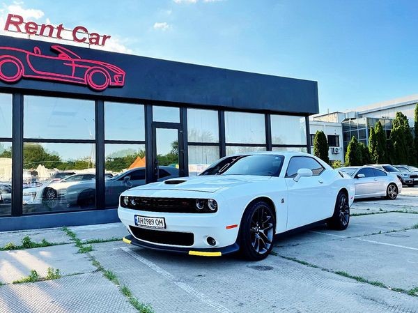 202 Dodge Challenger 6.4 белый без водителя 21Xa