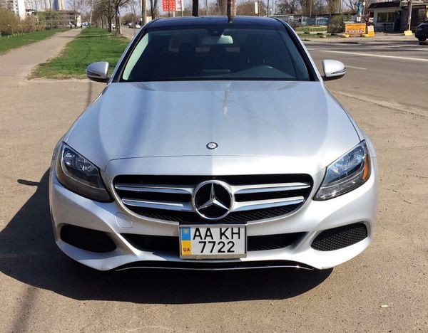 109 Mercedes-Benz С300 серебристый без водителя j0go