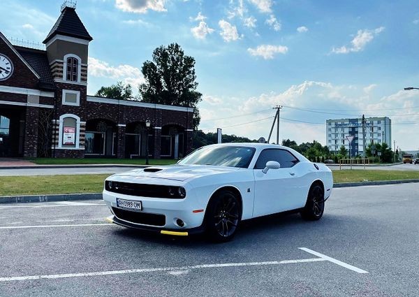 202 Dodge Challenger 6.4 белый без водителя 21Xa