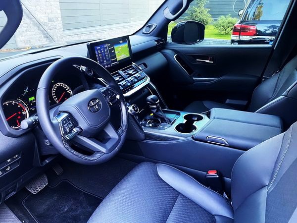 055 Toyota Land Cruiser 300 без водителя 2Lg6