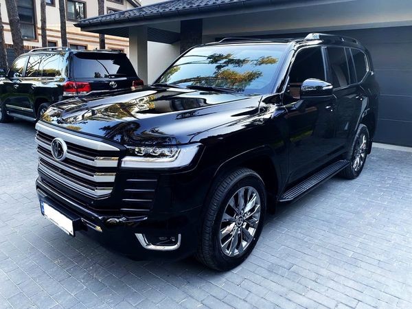 055 Toyota Land Cruiser 300 без водителя 2Lg6