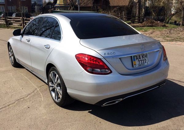 109 Mercedes-Benz С300 серебристый без водителя j0go