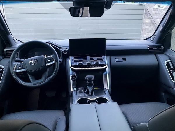 055 Toyota Land Cruiser 300 без водителя 2Lg6