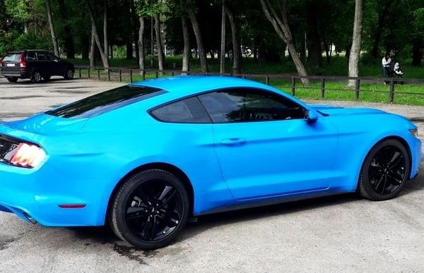 251 Ford Mustang купе голубой без водителя jDzo