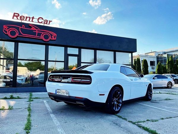 202 Dodge Challenger 6.4 белый без водителя 21Xa