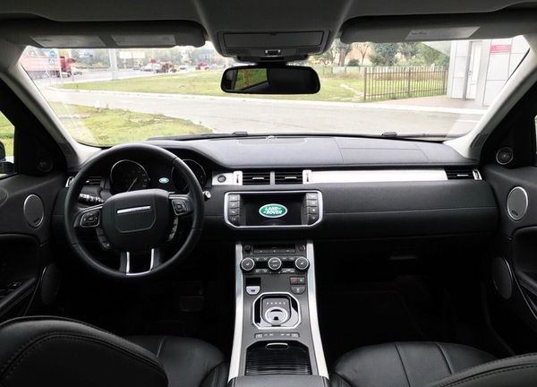 255 Range Rover Evoque черный без водителя lA78