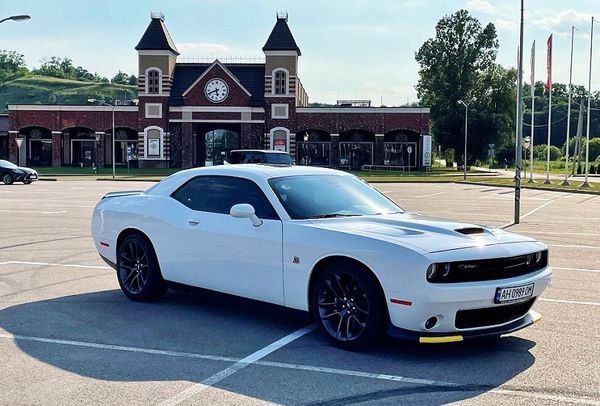 202 Dodge Challenger 6.4 белый без водителя 21Xa
