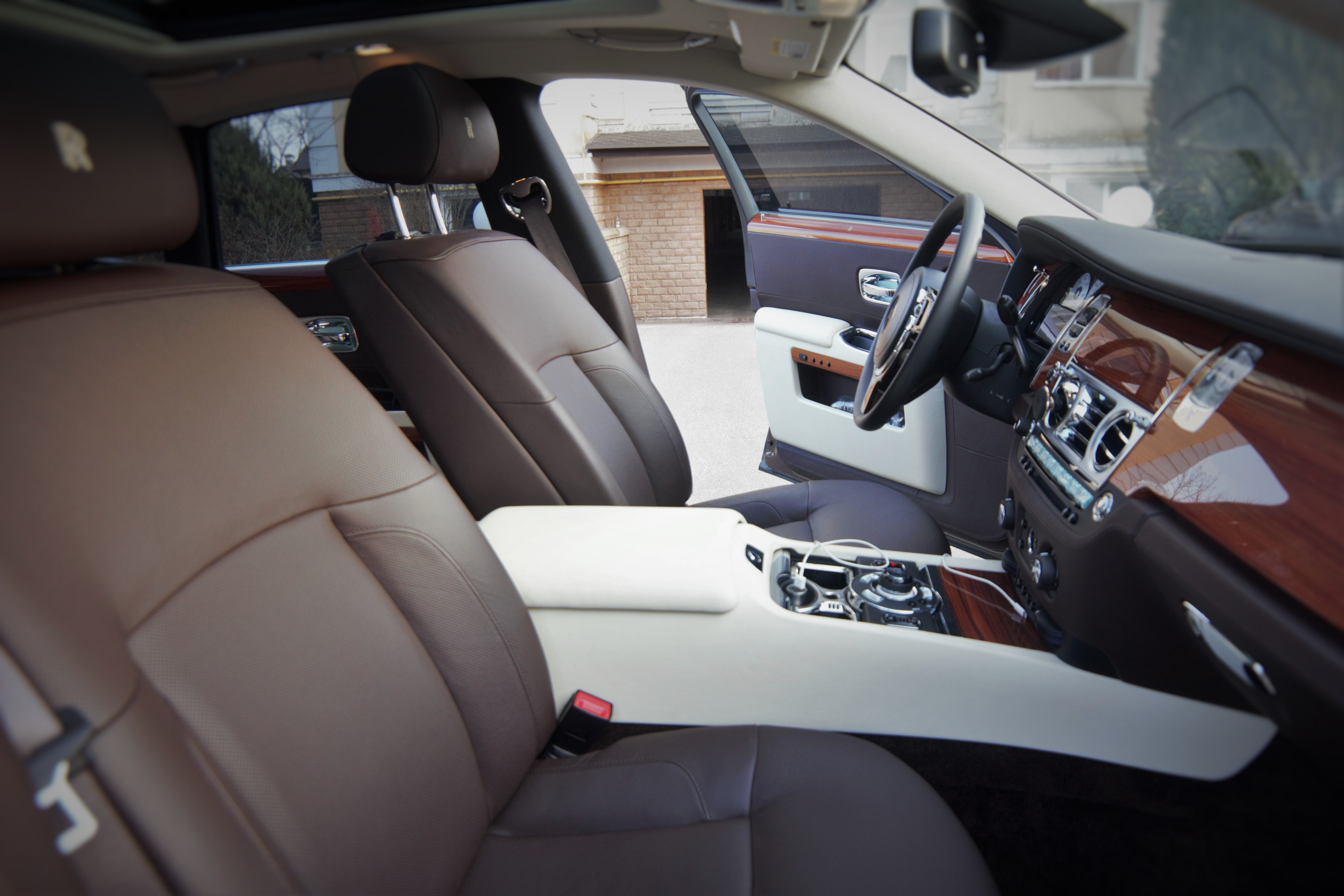 Rolls-Royce Ghost шоколадно цвета jJKa