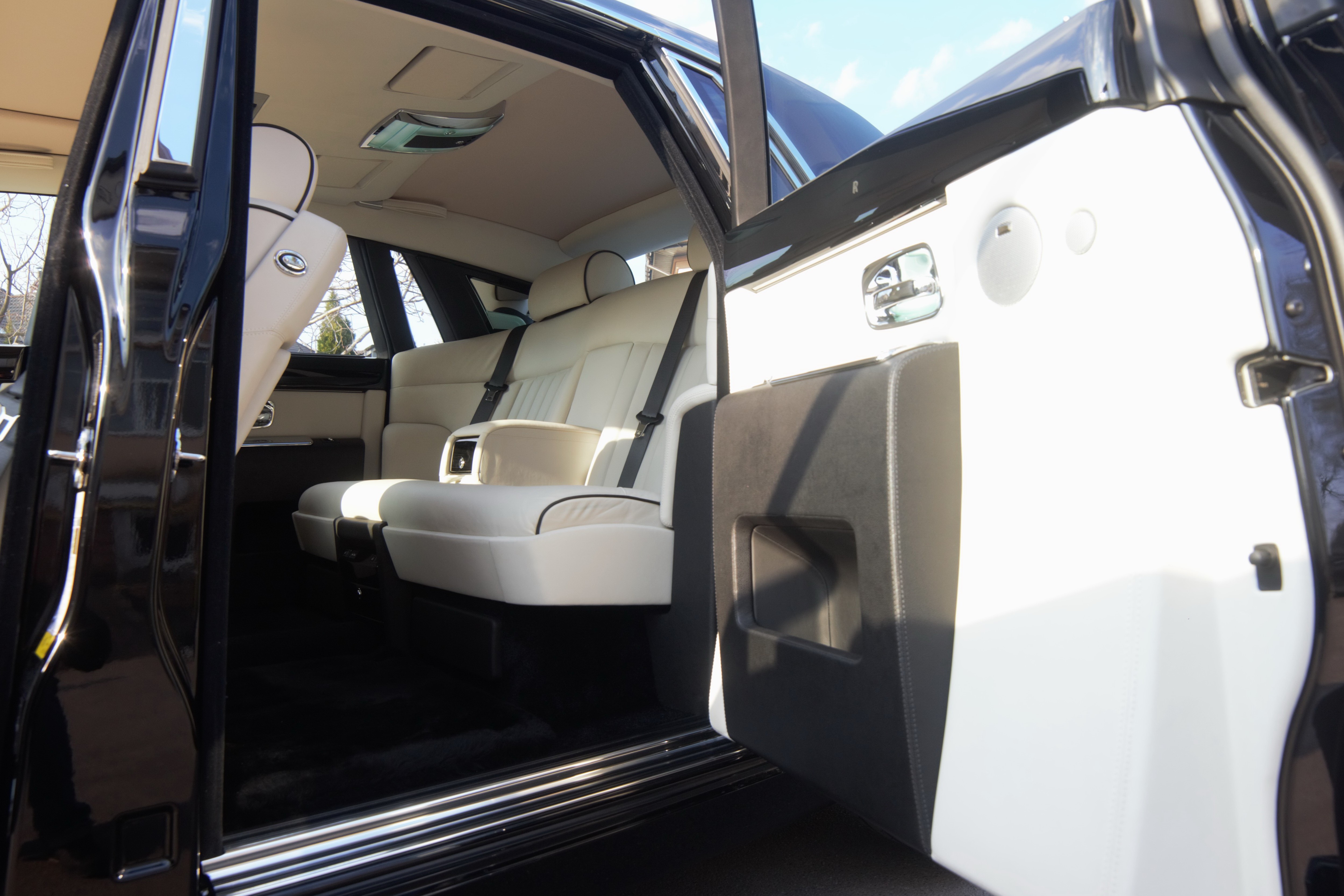 Ролс Ройс Фантом черного цвета Rolls-Royce Phantom 277b