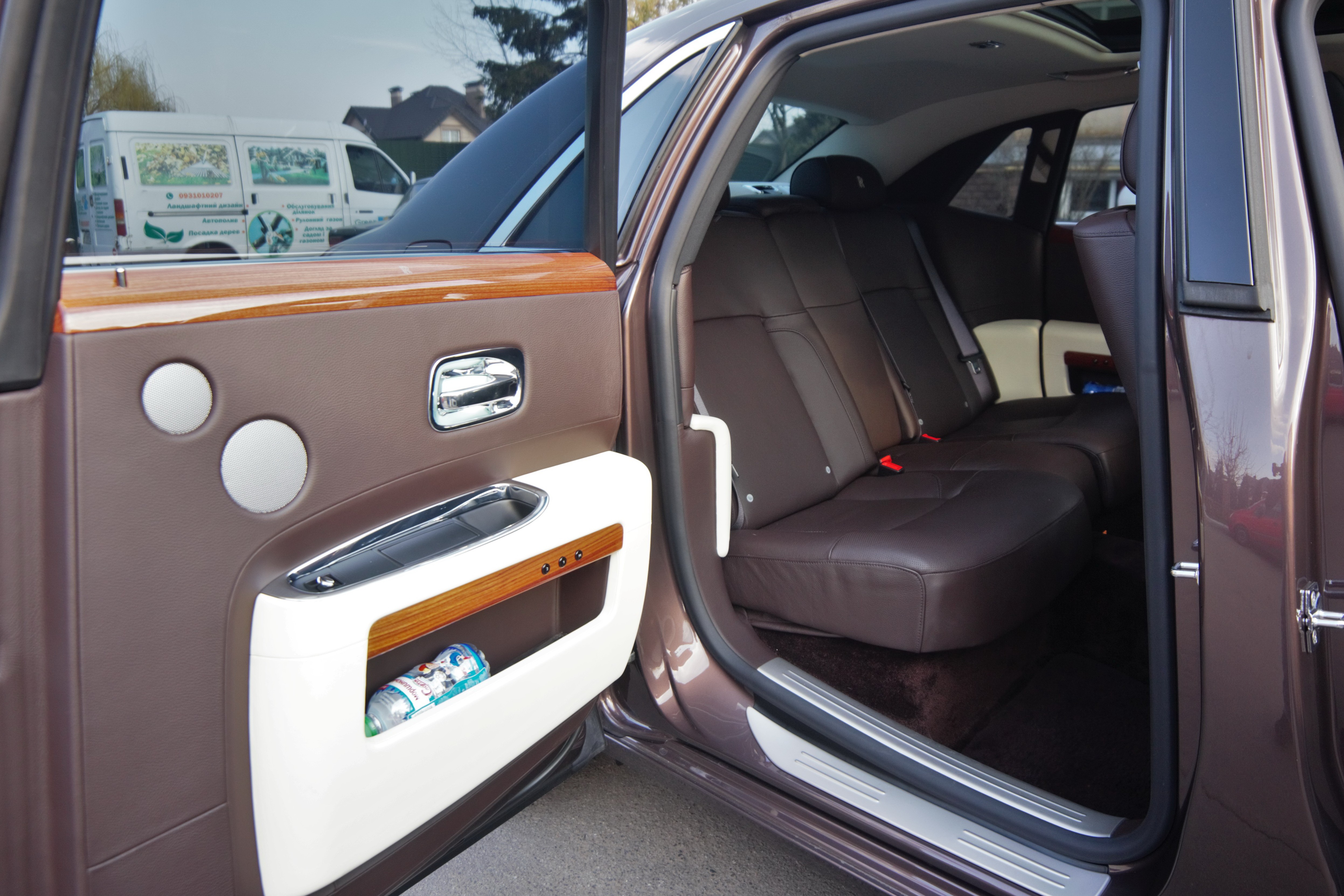 Rolls-Royce Ghost шоколадно цвета jJKa