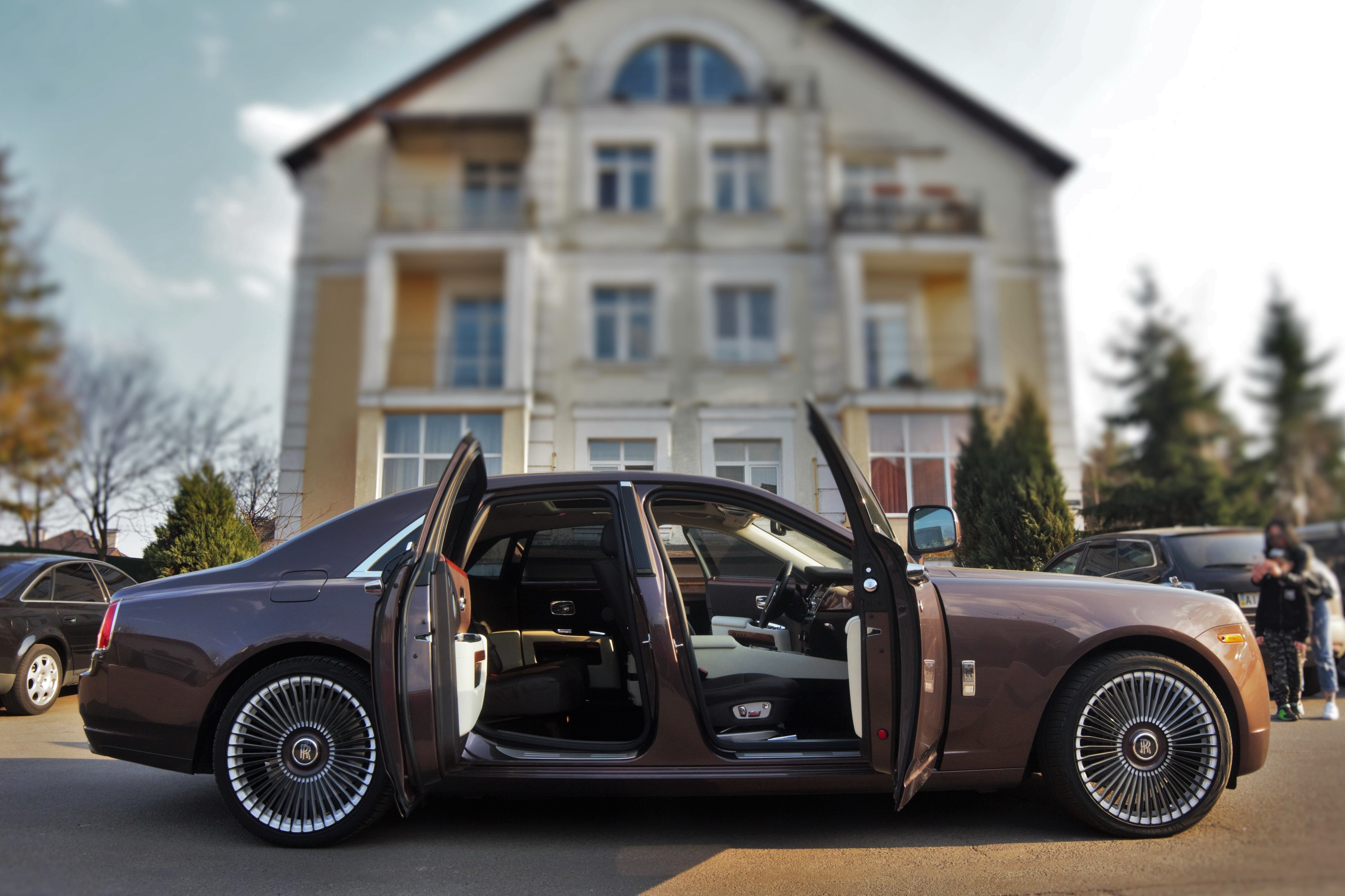 Rolls-Royce Ghost шоколадно цвета jJKa