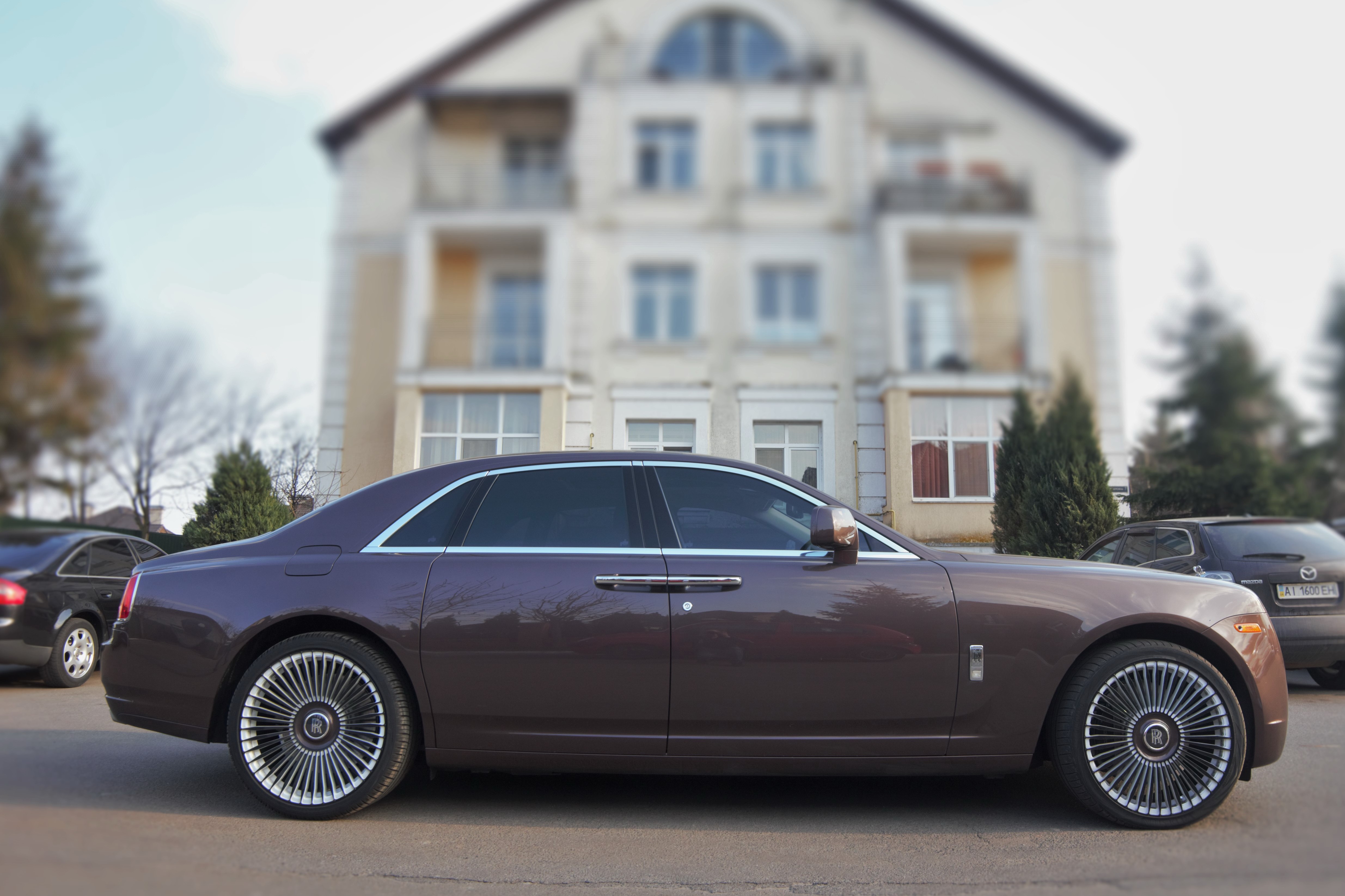 Rolls-Royce Ghost шоколадно цвета jJKa