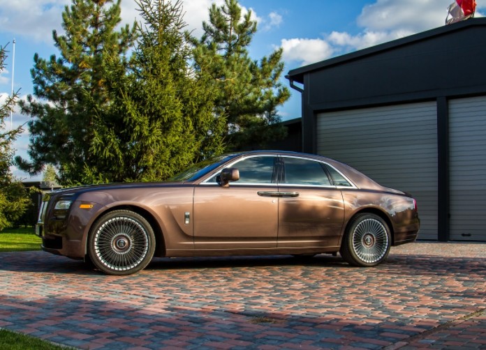 Rolls-Royce Ghost шоколадно цвета jJKa