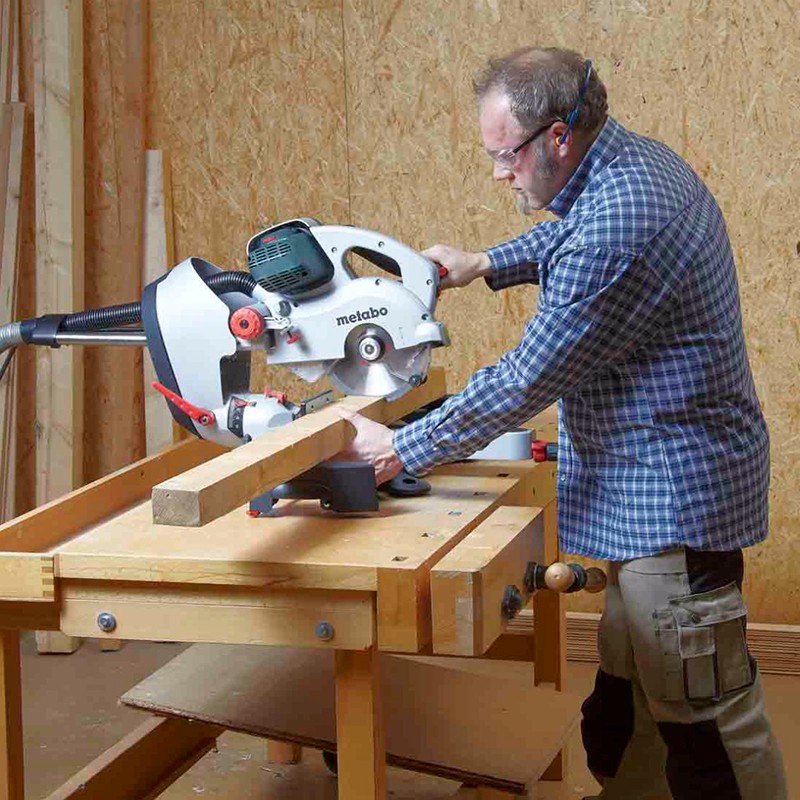 Торцовочная пила  METABO KGS 216 M диск 216мм, глубина пропила 70мм 3zNa