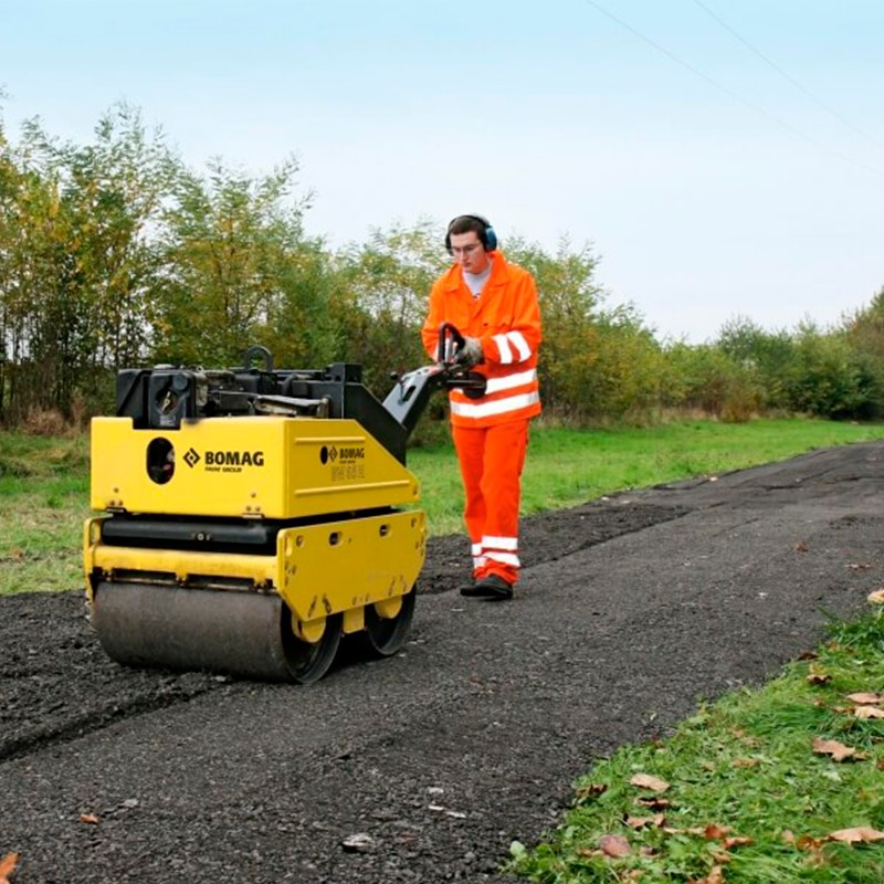 Вибрационный каток ROADWAY 840кг, сила уплотнения 2,4 тонны bZKM