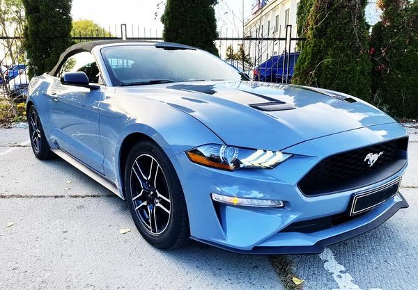 071 Ford Mustang GT серый кабриолет без водителя 3rdL
