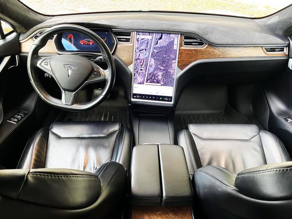074 Tesla Model S 75 D красная без водителя 34gy